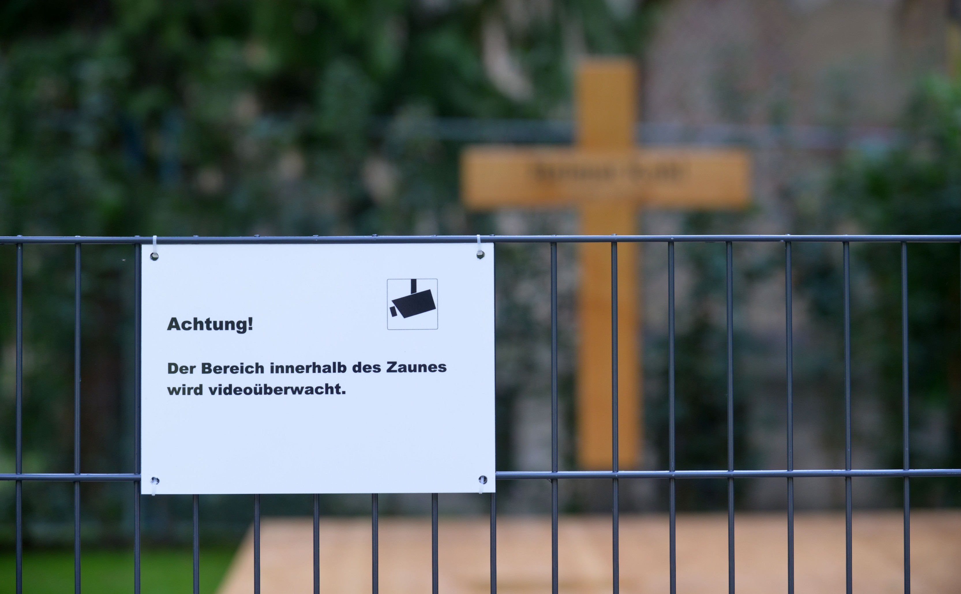 Un oraş din Germania a decis să închidă camera de supraveghere de la mormântul fostului cancelar Helmut Kohl. De ce fusese montată