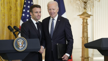 Președinții Emmanuel Macron și Joe Biden isi strang mana la casa alba, conferinta de presa
