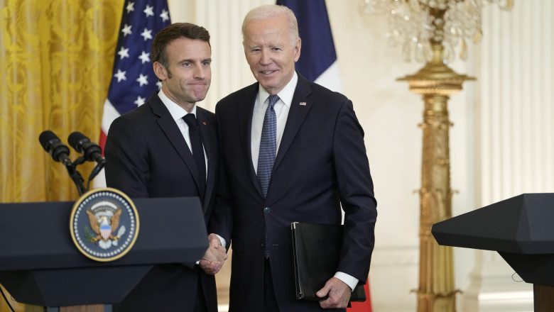 Președinții Emmanuel Macron și Joe Biden isi strang mana la casa alba, conferinta de presa