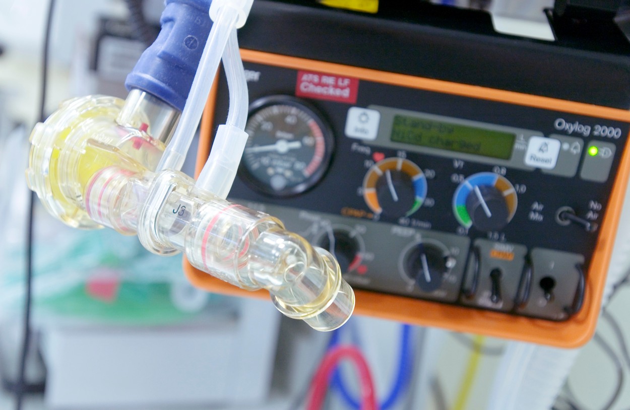 O pacientă a oprit de două ori ventilatorul care ţinea în viaţă o colegă de salon pentru că o enerva zgomotul