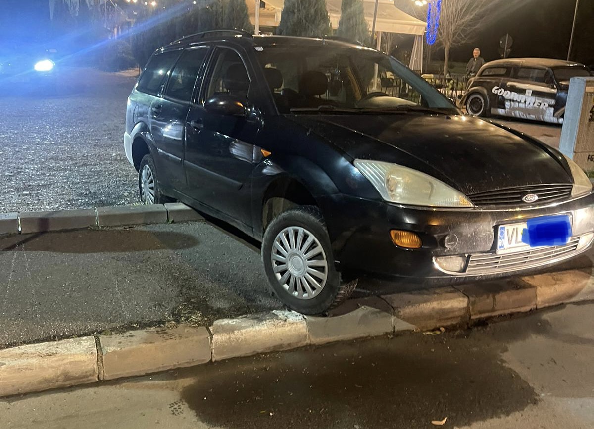 Un bărbat din Vâlcea a intrat cu maşina pe trotuar, în încercarea de a-şi omorî tatăl şi fratele