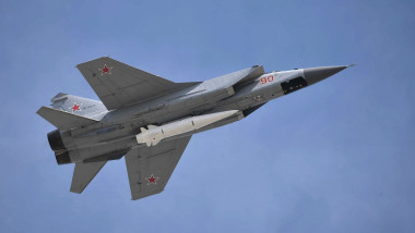 Avion rusesc MiG-31 cu o rachetă hipersonică Kinjal acroșată