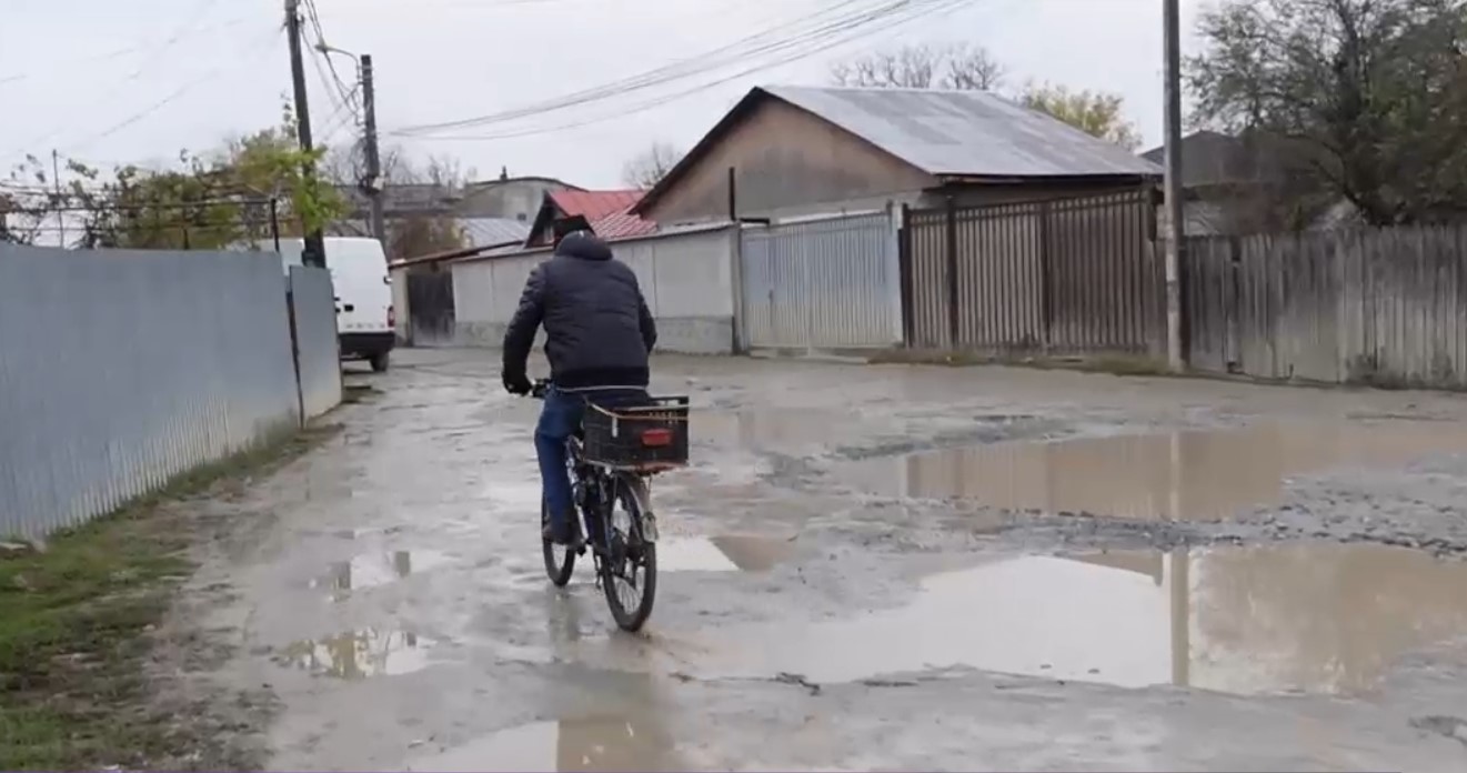 VIDEO Străzi neasfaltate, fără canalizare, cu bălți și noroi. Cum trăiesc bucureștenii de la periferie: „Putem să ne dăm și cu barca”