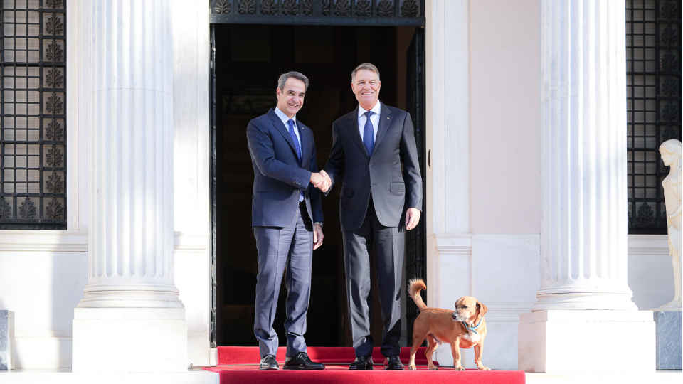 Klaus Iohannis a fost întâmpinat în Grecia de prim-ministrul Mitsotakis și de câinele său „Peanut”