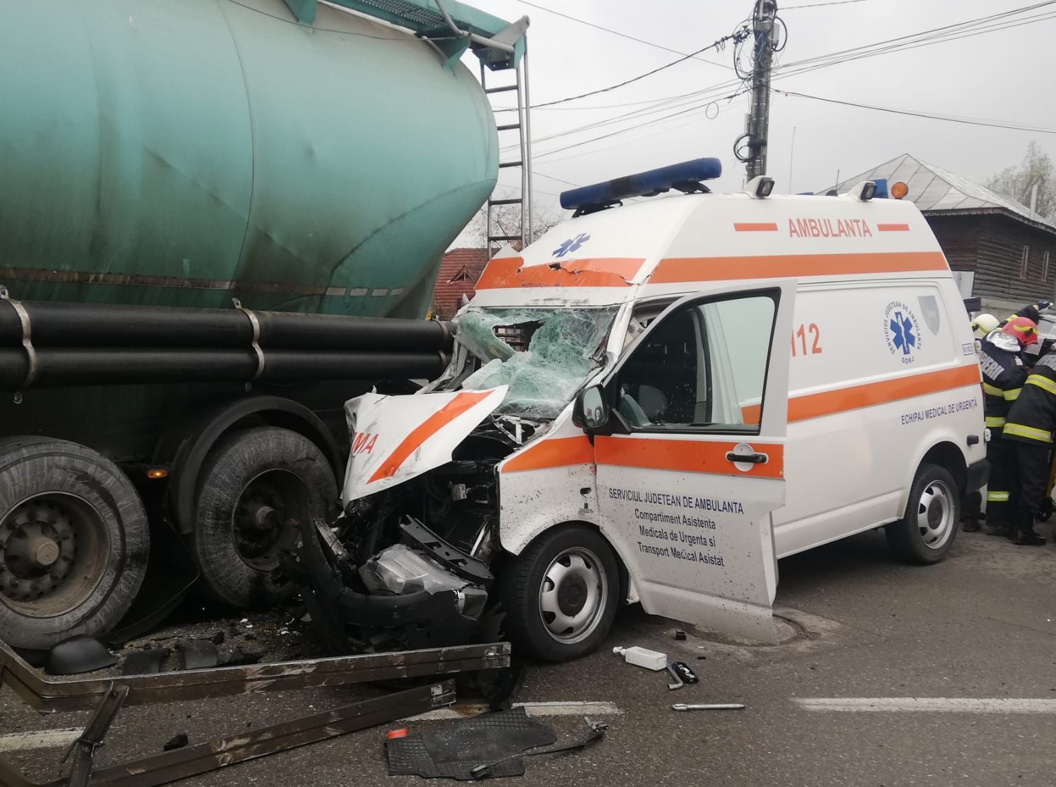 O ambulanță a fost lovită de un camion, în Târgu Jiu. Echipajul medical a fost rănit grav