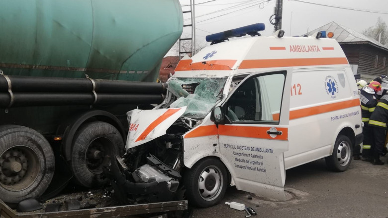 O ambulanță a fost lovită de un camion, în Târgu Jiu.