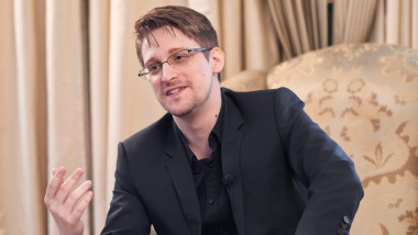 Edward Snowden stă pe un fotoliu
