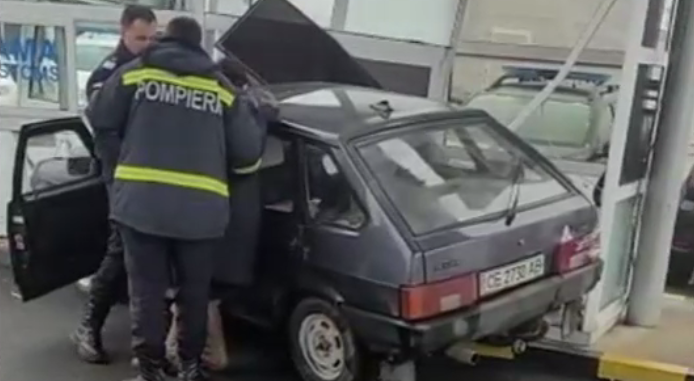 VIDEO. Incident în vamă: O femeie din Ucraina a intrat cu mașina în ghereta de control a polițiștilor