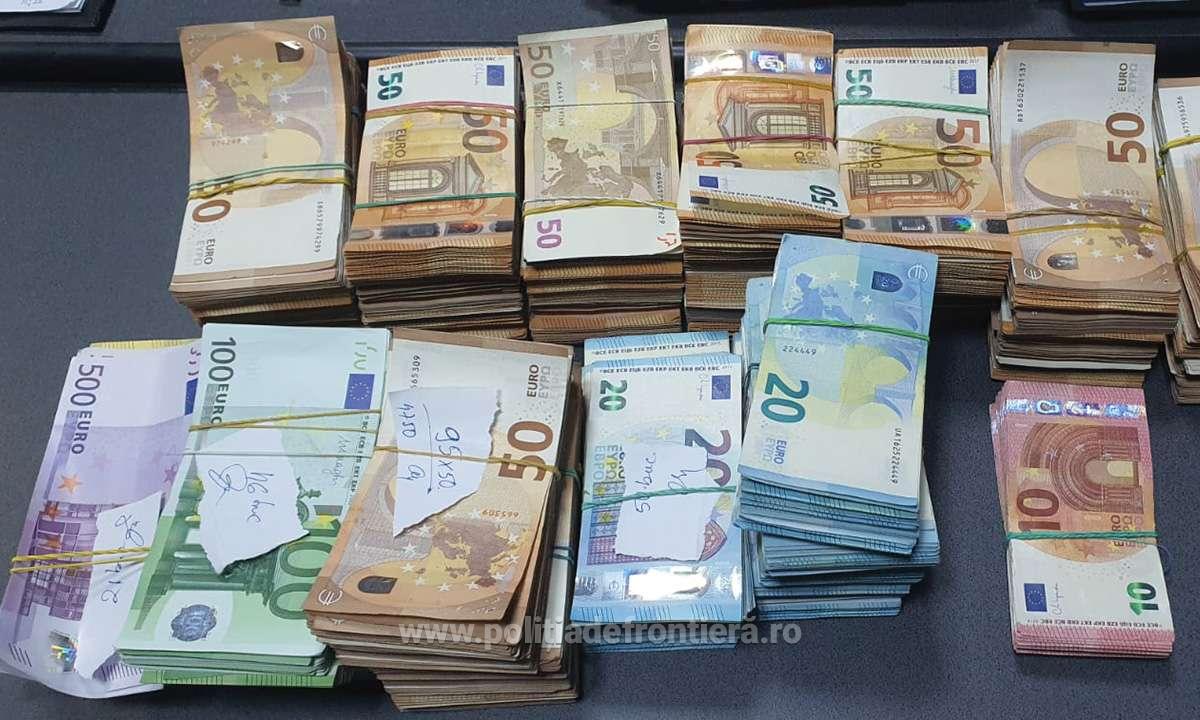 Peste 300.000 de euro găsiți în rucsacul unui samsar de mașini ucrainean care voia să intre în România