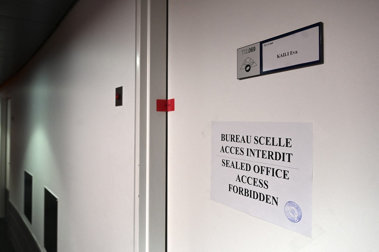 Cum arată munții de bani confiscați de la europarlamentarii arestați în scandalul mitei din Qatar. Poliția belgiană a publicat imagini