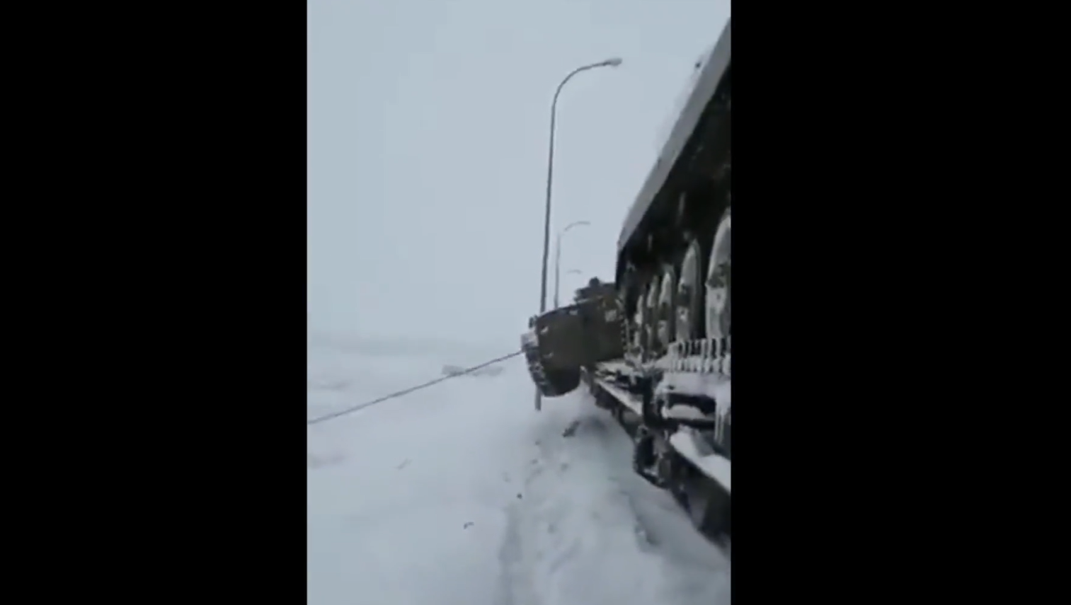 Cascadorii râsului pe front, în Ucraina. Metoda rusească de a coborî un tanc din tren