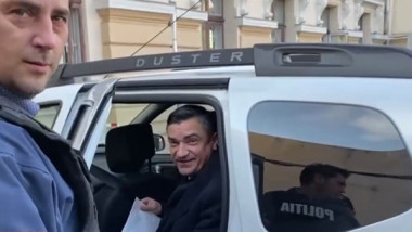 Mihai Chirica in masina politiei