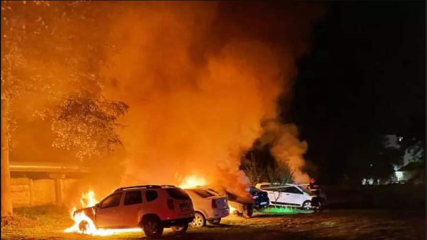 VIDEO Amenințări cu moartea după restructurări la DGASPC Bacău. Mai multe mașini au fost incendiate în curtea instituției