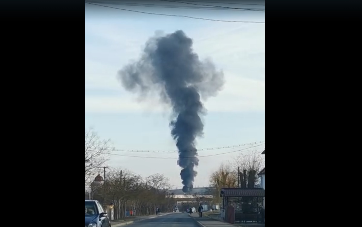 Explozie urmată de incendiu la un depozit de produse petroliere din Bacău. Fumul negru a putut fi văzut de la kilometri distanță