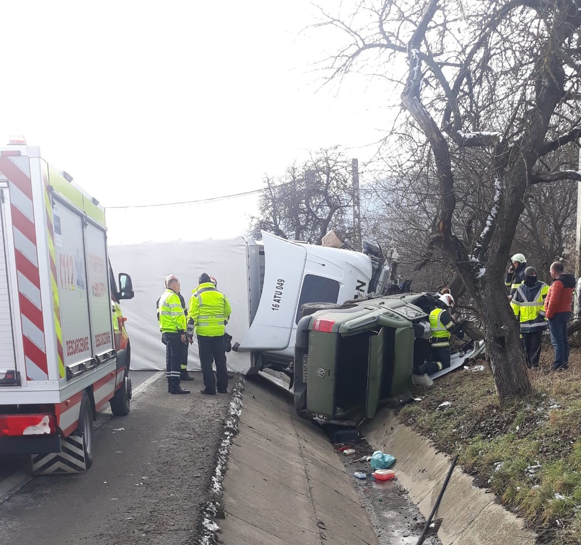 Un TIR s-a răsturnat peste o mașină. Șoferul e grav rănit, iar traficul este complet blocat