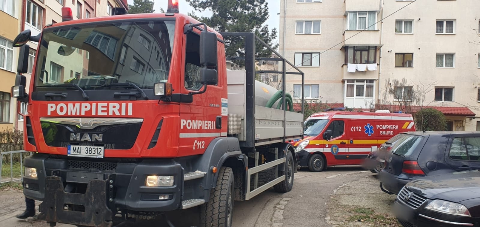 Incendii provocate intenţionat la două blocuri din Suceava. Un bărbat a ajuns la spital