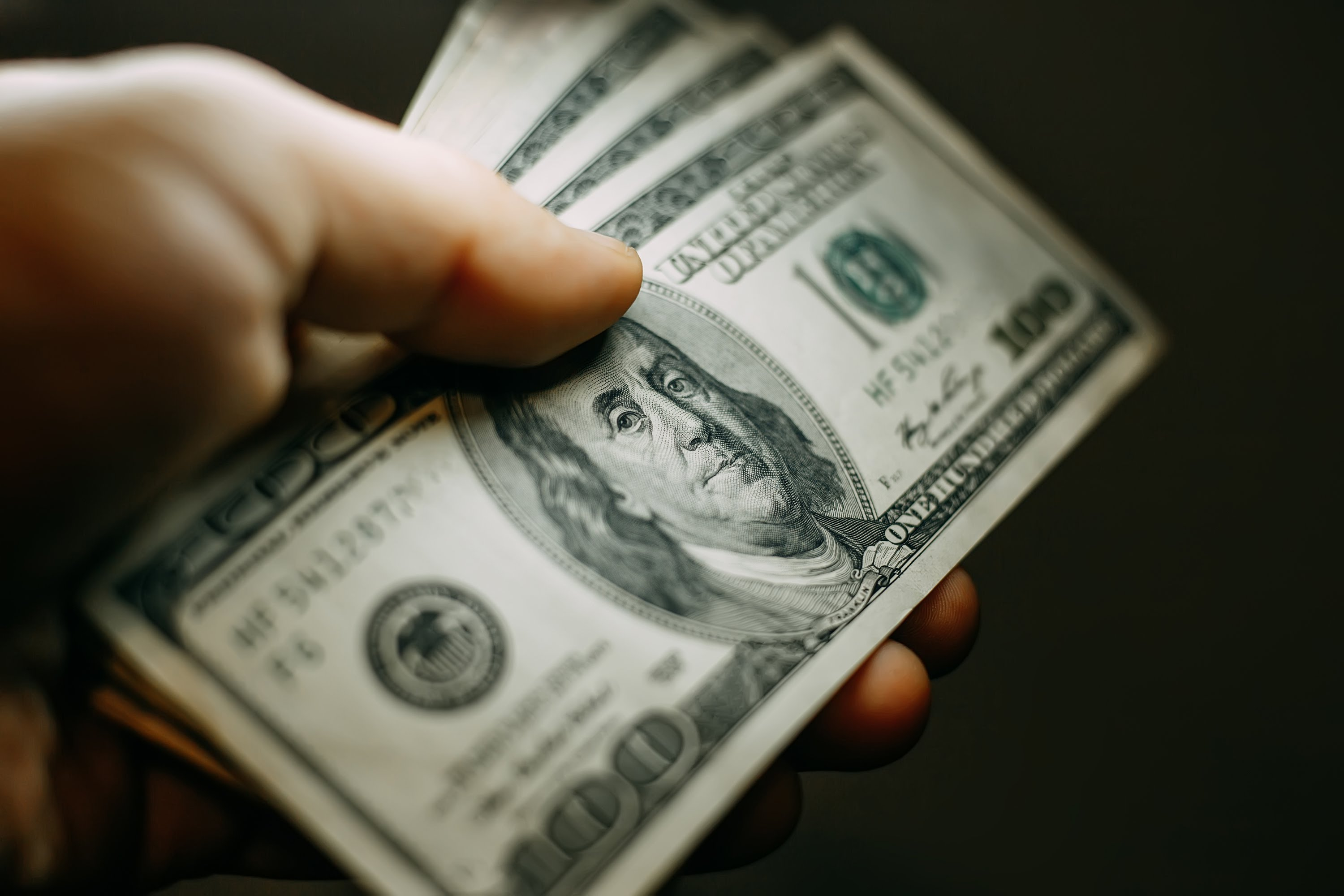10 angajați dintr-o companie, aleși la întâmplare, au primit prime de Crăciun de câte 100.000 de dolari