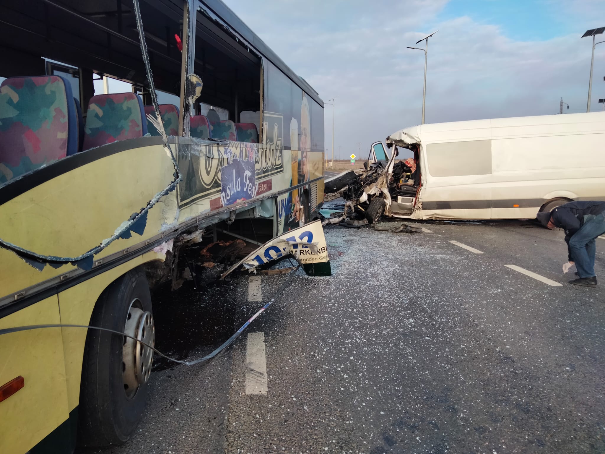 Autobuz plin cu pasageri implicat într-un accident rutier, în județul Galați. 7 oameni au ajuns la spital