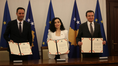 Leaders of Kosovo sign petition for the EU membership