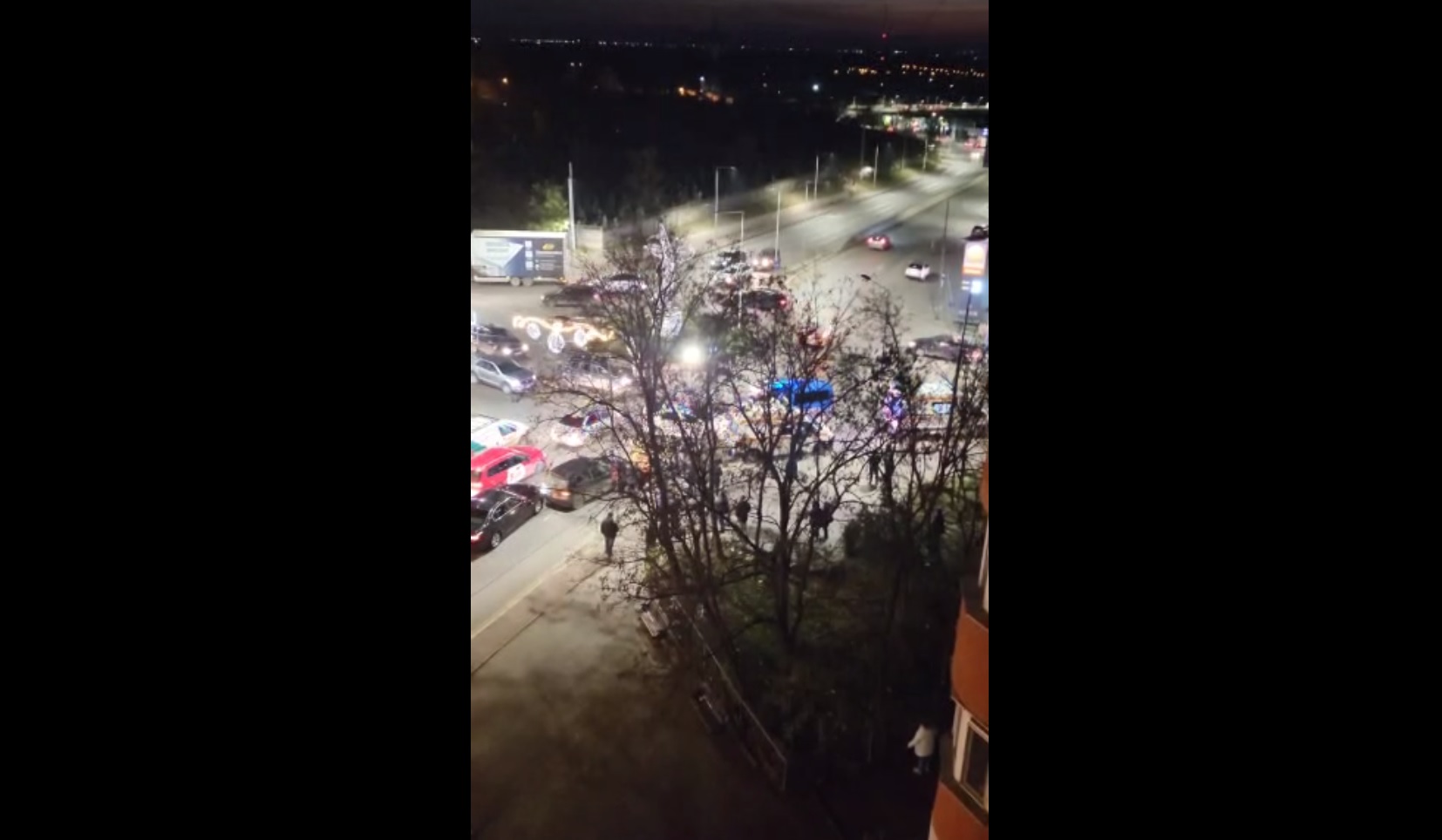 Un bărbat a produs haos în traficul din Galați. A agresat o șoferiță, a alergat printr-o intersecție și a lovit cu pumnii o Ambulanță