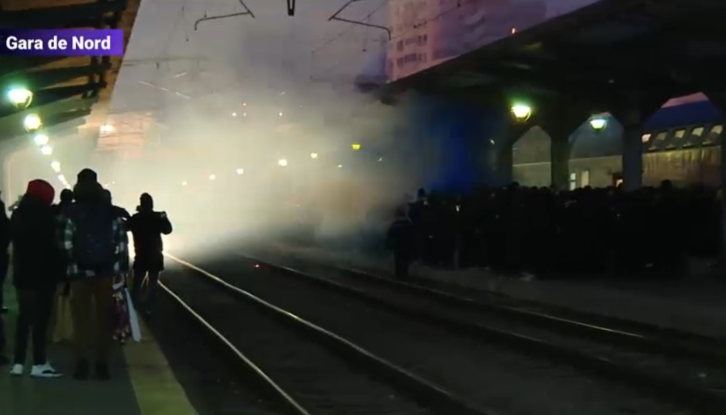 VIDEO Haos în Gara de Nord. Suporterii Petrolului au dat cu fumigene, înainte de meciul cu Rapid