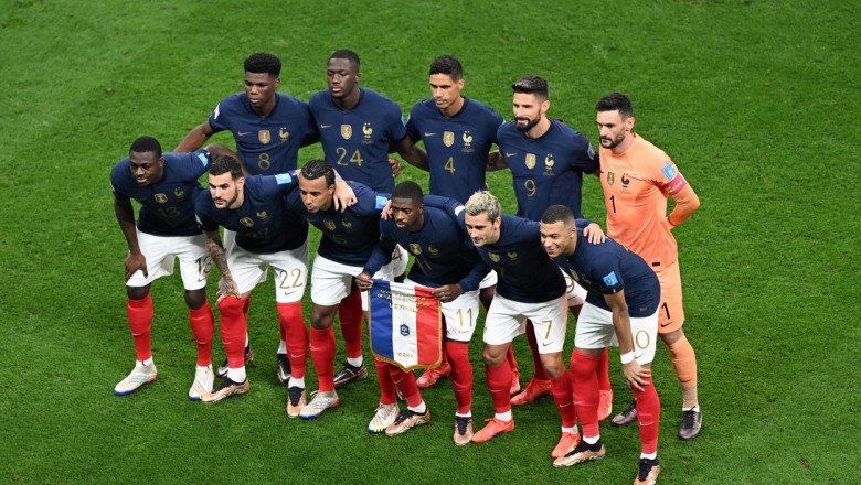jucatorii francezi fac poza de grup inaintea meciului