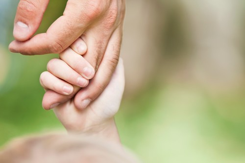 Românii care vor să adopte copii ar putea beneficia de un concediu de 2 ani. Proiectul a fost aprobat de Senat