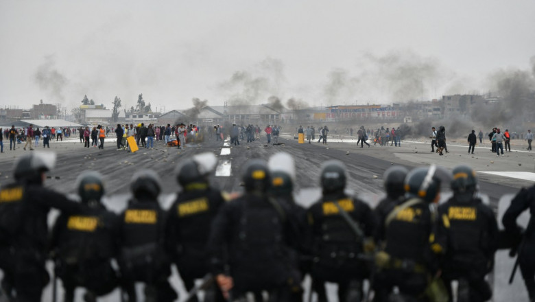 politisti si protestatari in peru