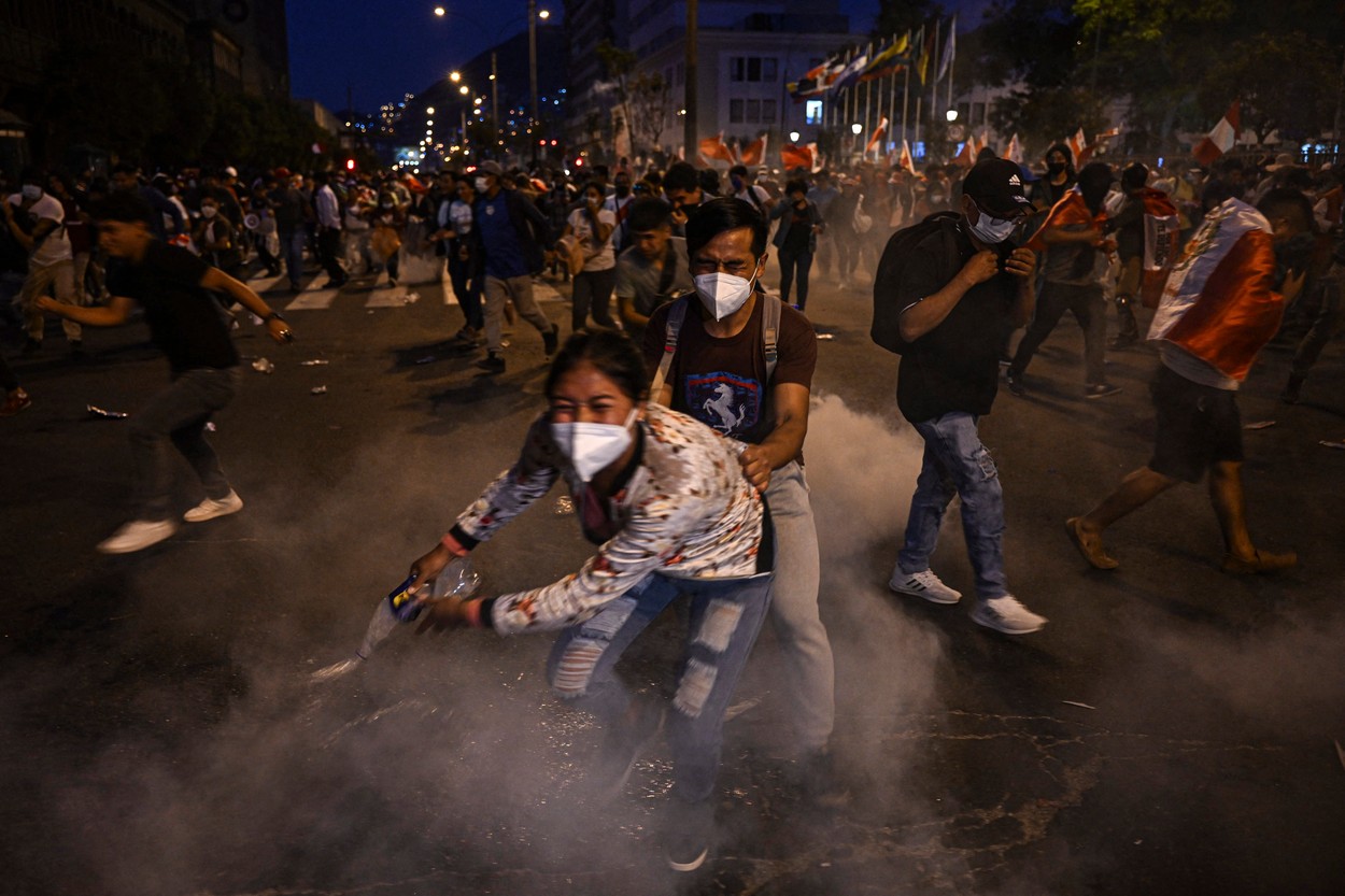 Președinta din Peru, anchetată pentru genocid după manifestațiile în care 40 de protestatari care i-au cerut demisia au murit