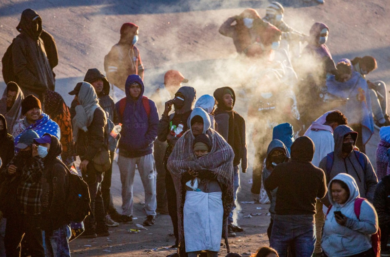 TX: Migrants wait on North embankment of the Rio Grande