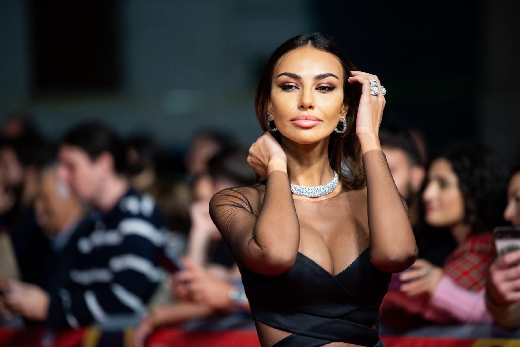Mădălina Ghenea a fost jefuită într-un aeroport din Roma. Hoții i-au furat o geantă cu bijuterii scumpe