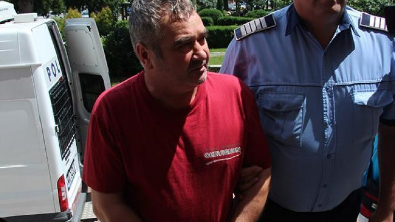 barbat in tricou rosu arestat