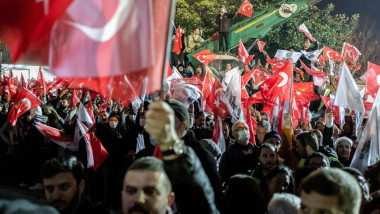 oameni care protesteaza in turcia