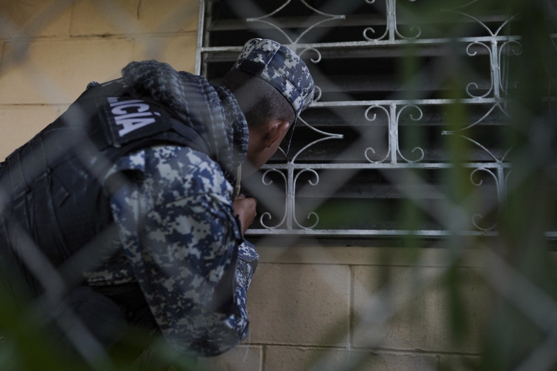 El Salvador deploys 10,000 troops to capital suburb in massive gang crackdown