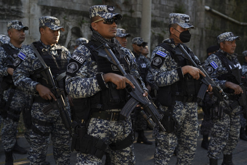 El Salvador deploys 10,000 troops to capital suburb in massive gang crackdown