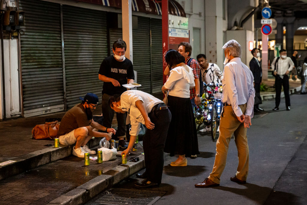 Poliția din Tokyo este îngrijorată că tot mai mulți japonezi beau până adorm în stradă și sunt apoi omorâți de mașini