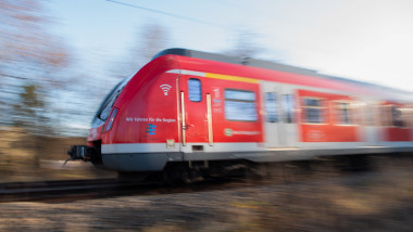 An S-Bahn of the Deutsche Bahn travels in the direction of Stuttgart (wiping effect due to long exposure time with simultaneous movement of the camera).