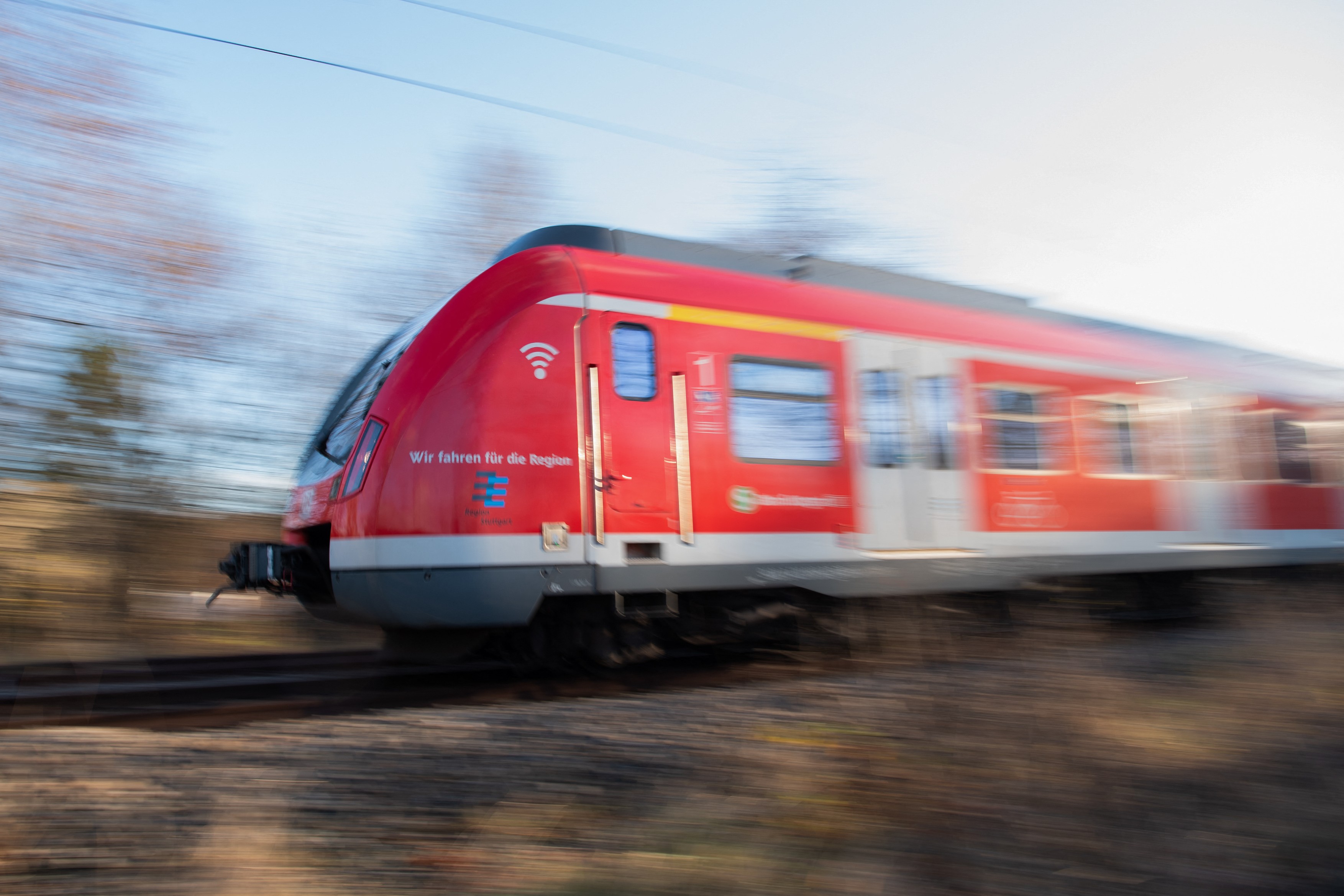 Un mecanic de locomotivă beat a făcut o cursă haotică prin Stuttgart, înjurându-și angajatorul prin difuzoare