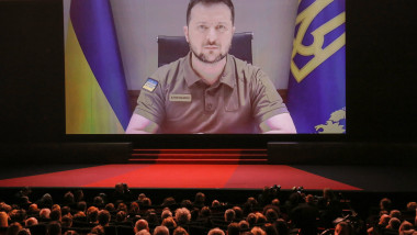 Volodimir Zelenski pe un ecran, in fata unei sali