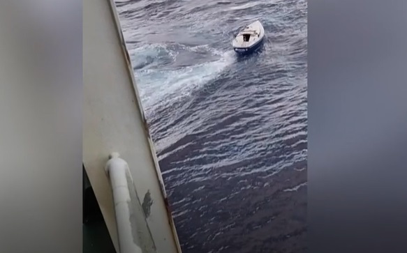 Momentul în care doi oameni și un câine au fost salvați după 10 zile de derivă în ocean. „Erau valuri de 15 metri, erau ca munții”