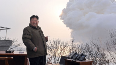 Kim Jong-un la o țigară într-un birou în aer liber