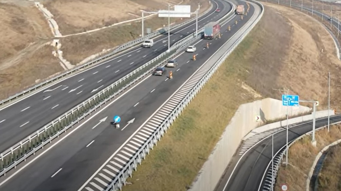 Imagini din dronă. O porțiune din Autostrada Sebeș-Turda o ia la vale. Se circulă doar pe o bandă