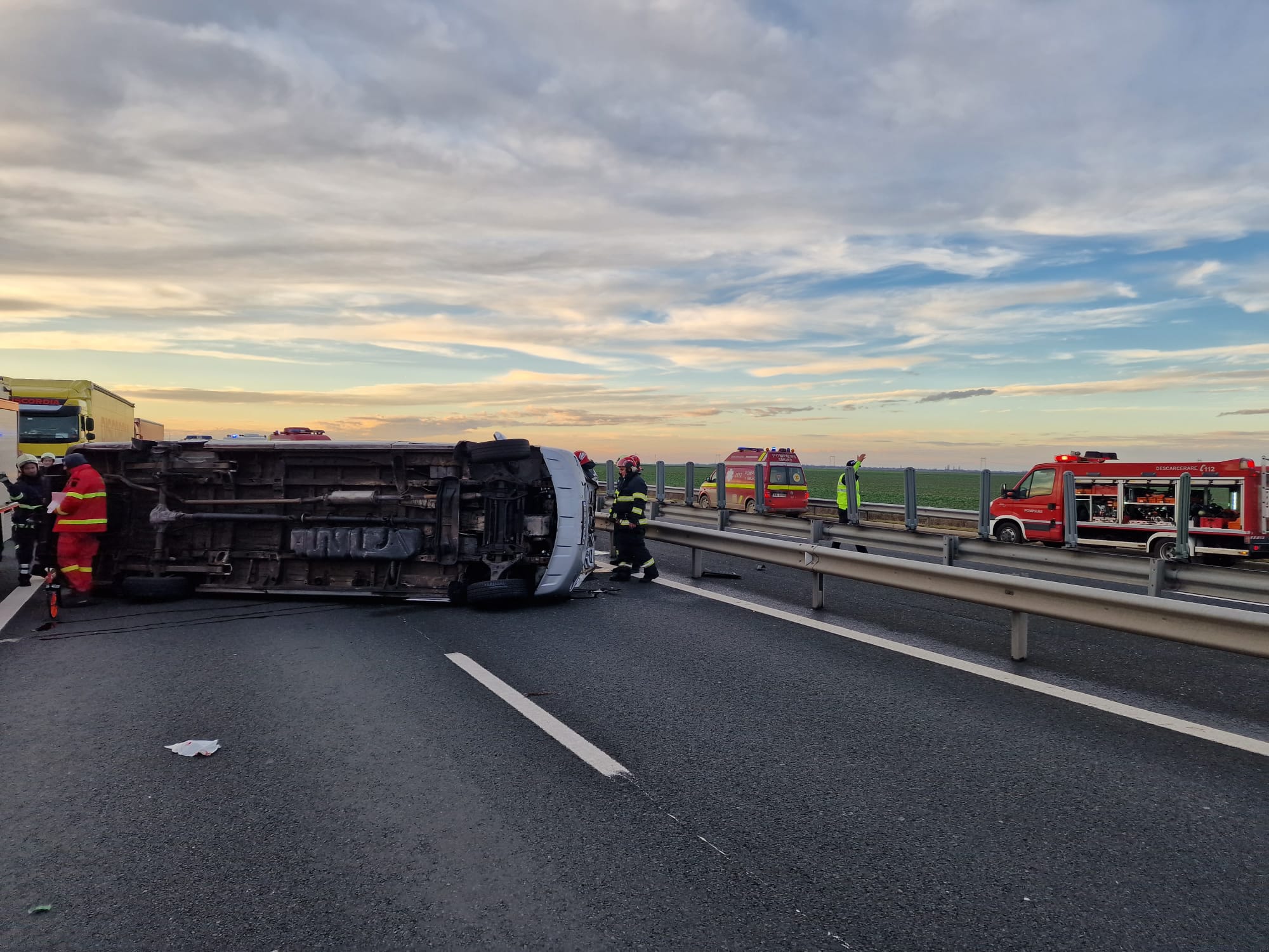 Microbuz răsturnat pe autostradă, la Nădlac: O persoană a murit. A fost activat planul roșu de intervenție