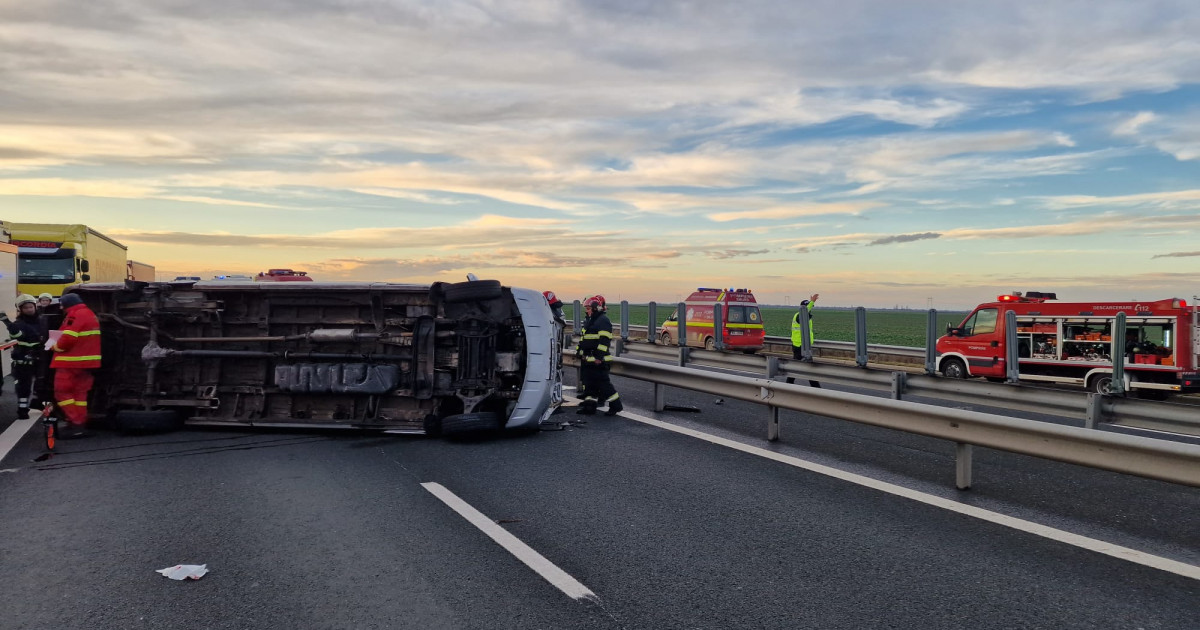 Ανατράπηκε μίνι λεωφορείο στον αυτοκινητόδρομο, στο Nădlac: Ένας άνθρωπος έχασε τη ζωή του.  Το κόκκινο σχέδιο απόκρισης έχει ενεργοποιηθεί