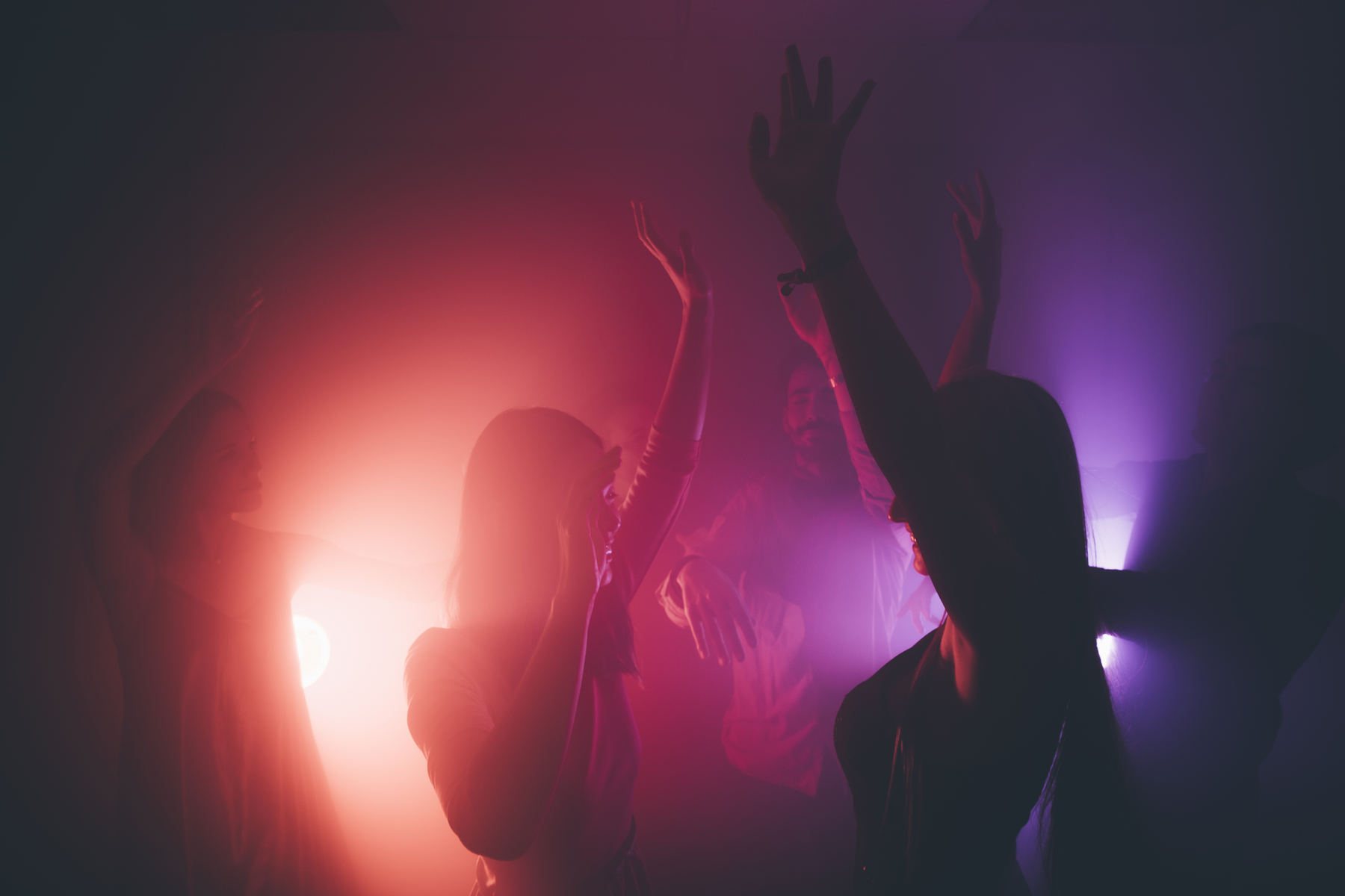 Dezmăț cu prostituate. Mai mulți parlamentari britanici sunt acuzați că folosesc vizitele în străinătate pentru a face turism sexual