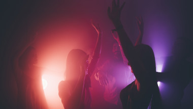 Tineri dansează într-un club