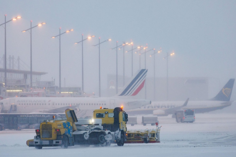 Nuremberg, Germany. 14th Dec, 2022. Snow clearing vehicles (jet sweeper) drive across the apron at Albrecht Drer Airport Nuremberg. Due to the weather conditions, the winter service was activated to ensure that the runway and apron are cleared of snow. Du
