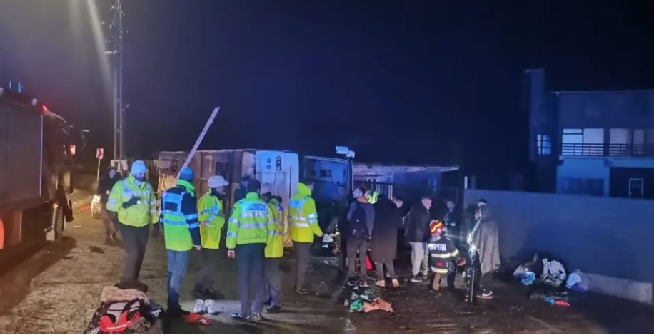Un autocar cu membri ai unui ansamblu folcloric s-a răsturnat lângă Pașcani. 25 de pasageri, dintre care 12 minori, au ajuns la spital