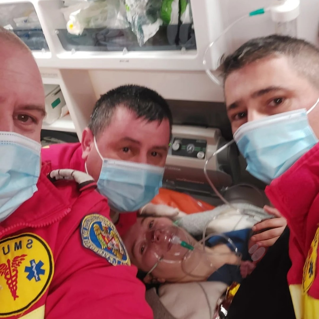 O femeie din Suceava a născut în ambulanță. Paramedic: "Nici când s-a născut cel mic, al meu, nu am fost așa de emoționat"