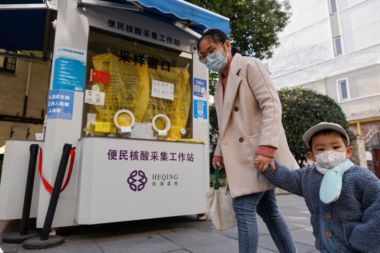 Confruntate cu un val de infectări Covid, autoritățile din Shanghai cer școlilor să țină cursurile online